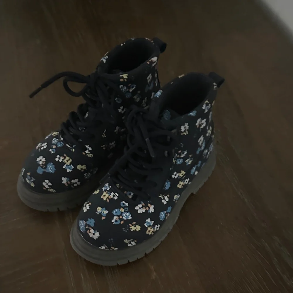 OshKosh B’gosh Floral Boots Like New sz 7 mos